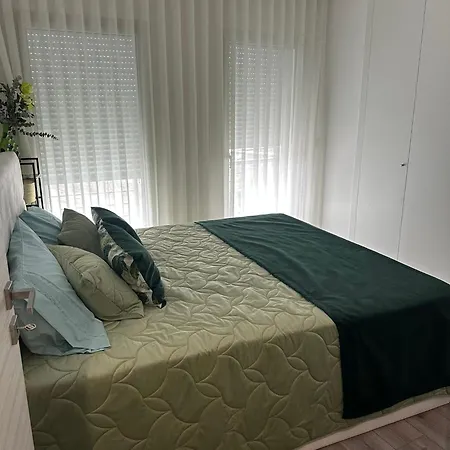 Com 3 Quartos E Piscina Em