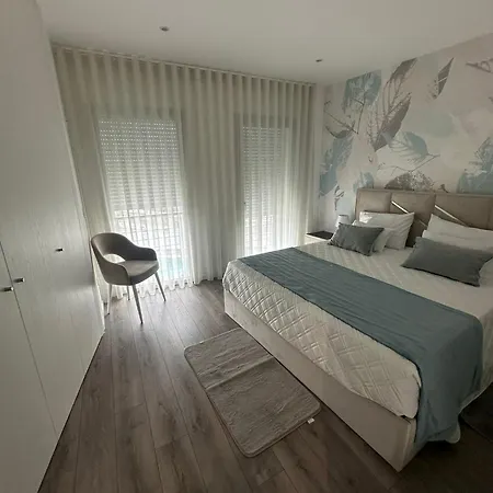 Com 3 Quartos E Piscina Em *