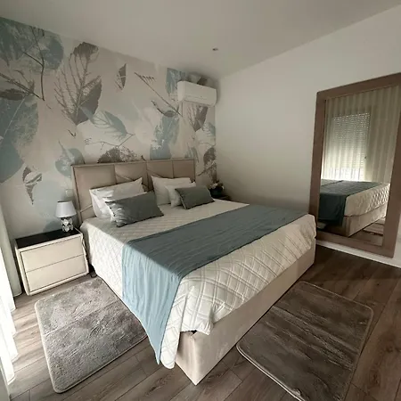 Com 3 Quartos E Piscina Em *