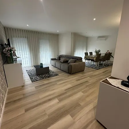 Com 3 Quartos E Piscina Em *